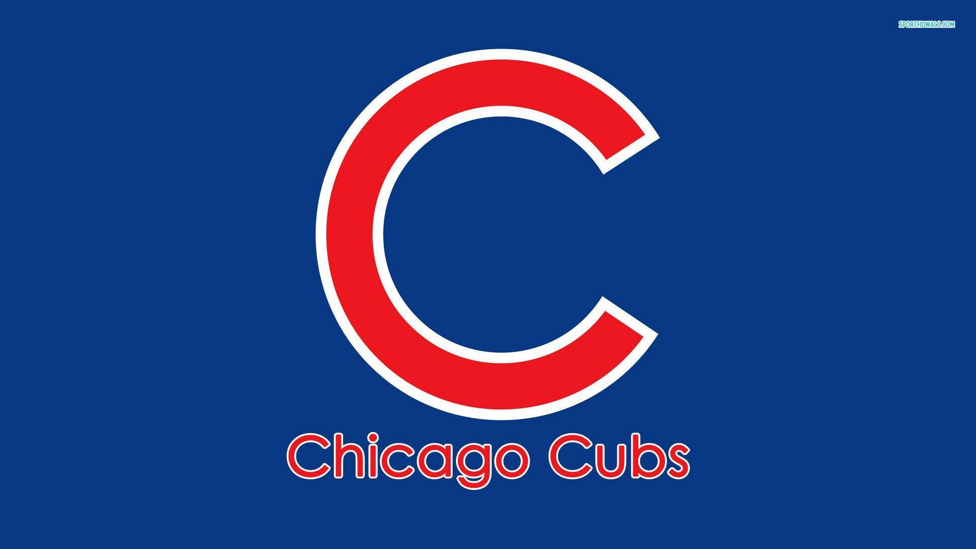 Cubs 桌布 壁紙 — 大膽的紅色芝加哥小熊隊標誌，帶有白色輪廓，居中在純藍色背景上。