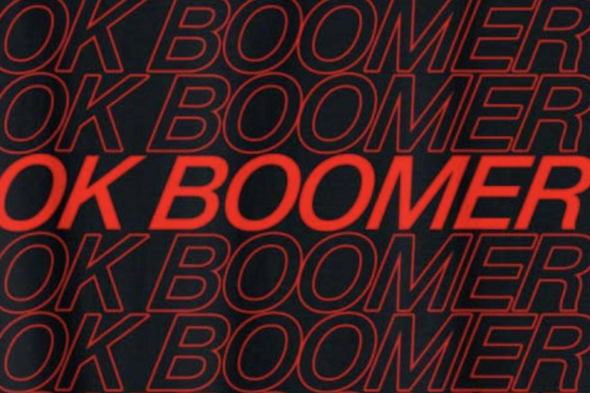 Typography 桌布 壁紙 — 大膽的紅色輪廓 'OK BOOMER' 文字在深色背景上重複，呈現引人注目的圖形設計。