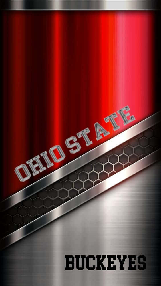 Ohio State iPhone 桌布 壁紙 — 大膽的紅色金屬壁紙，帶有對角線鍍鉻條紋和六邊形紋理，顯示俄亥俄州立大學七葉樹隊文字。