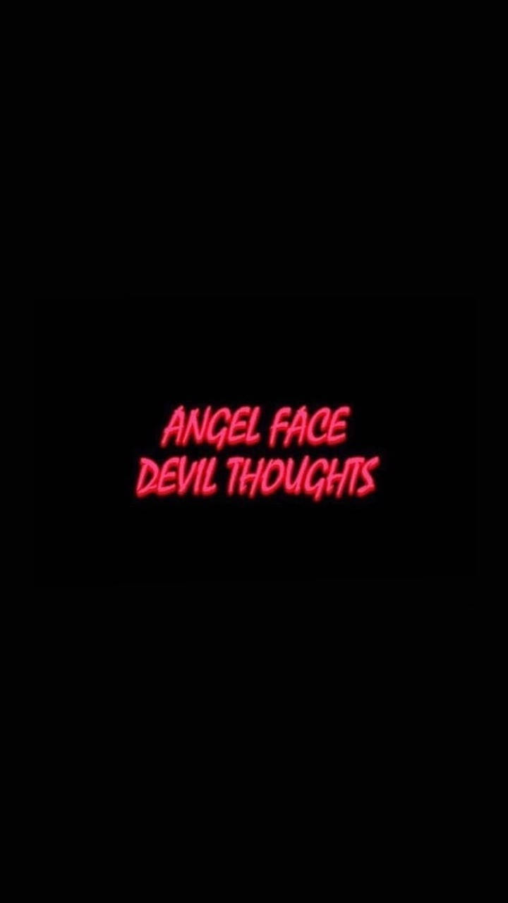 紅黑美學 桌布 壁紙 — 大膽的紅色霓虹文字在純黑色背景上顯示 angel face devil thoughts。