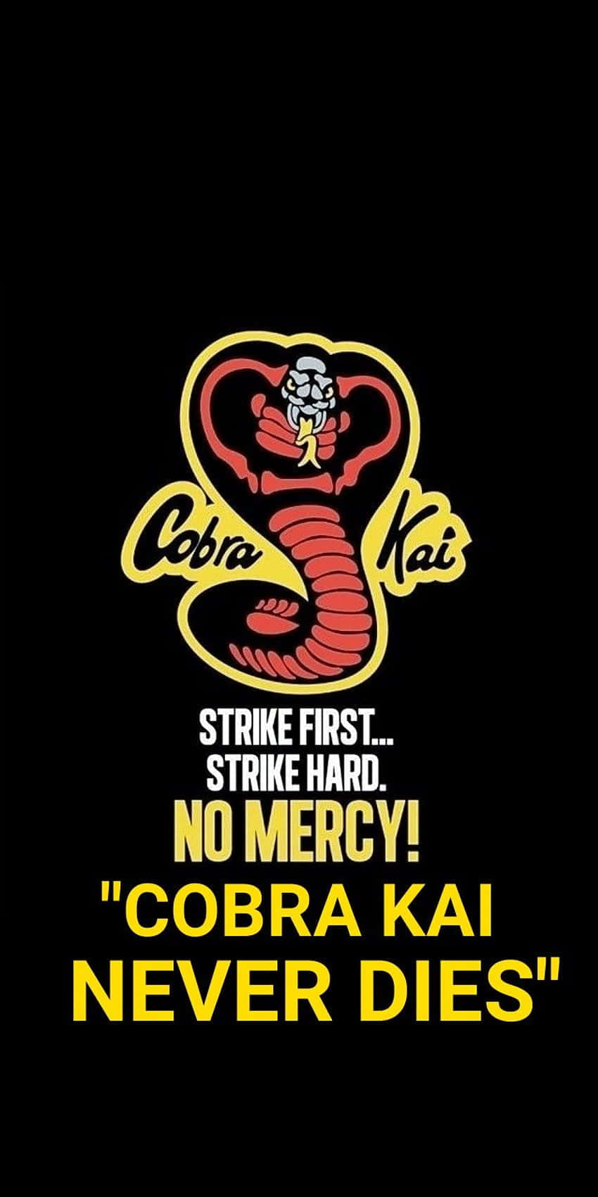眼鏡蛇道館 桌布 壁紙 — 大膽的紅黃色 Cobra Kai 標誌，帶有威脅性的蛇和標語，背景為純黑色。