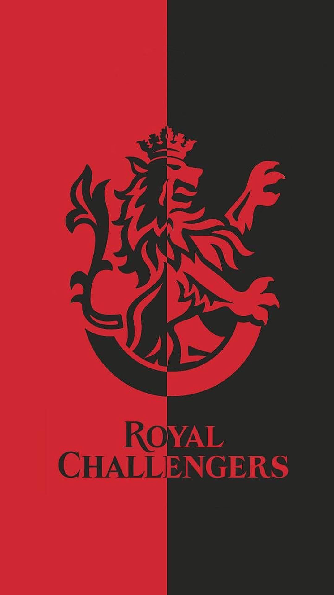 Royal 桌布 壁紙 — 大膽的紅黑分割背景，展示了一個帶皇冠的獅子標誌，下方有「Royal Challengers」文字。