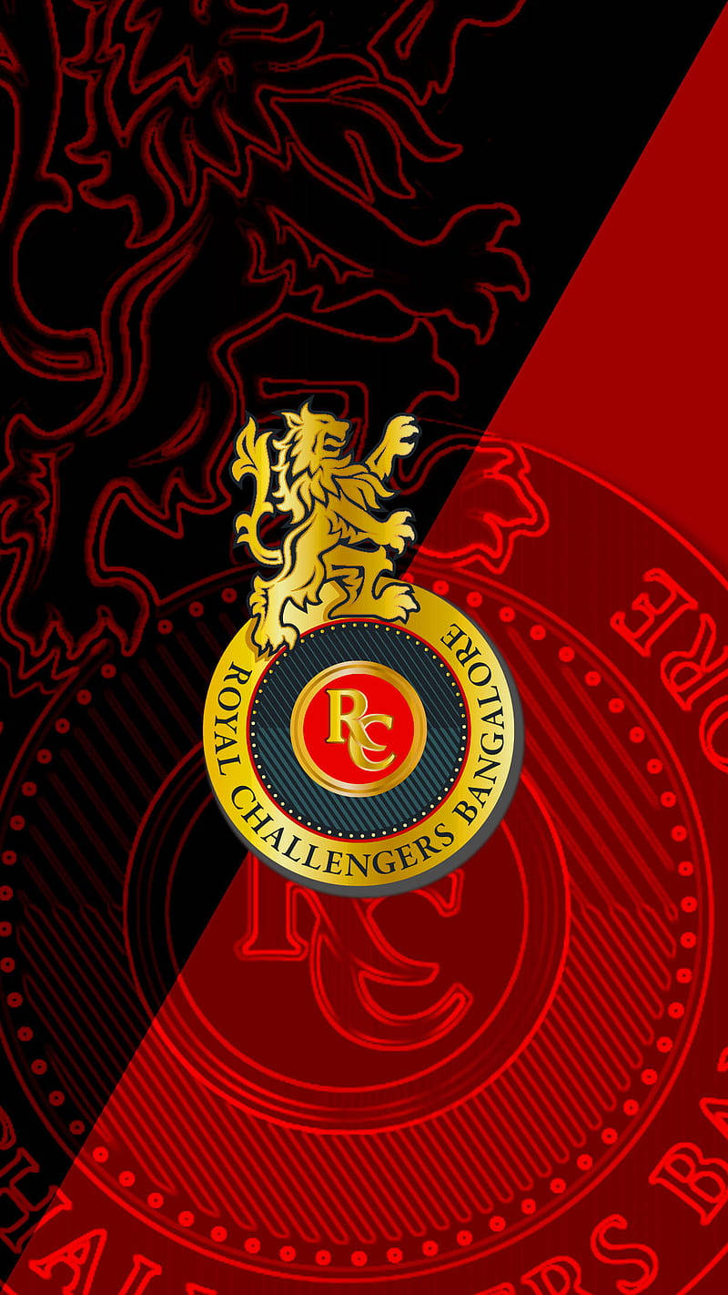 royal challengers bangalore 桌布 壁紙 — 大膽的紅黑桌布，飾有金色皇家挑戰者班加羅爾標誌和雄獅徽章。