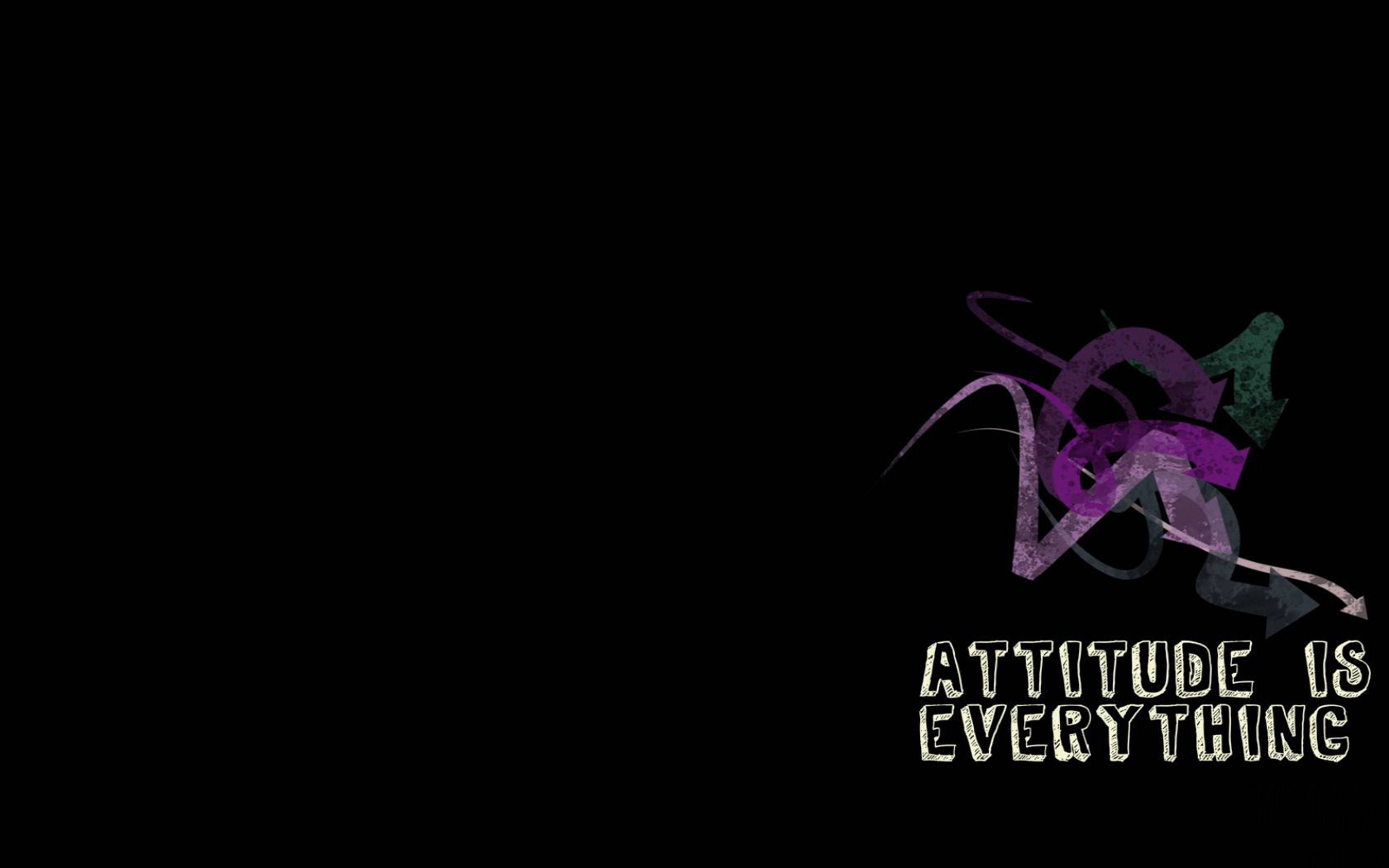 attitude 4K 桌布 壁紙 — 大膽的紫色和綠色抽象漩渦，帶有粗糙文字態度「attitude is everything」，在黑色背景上。