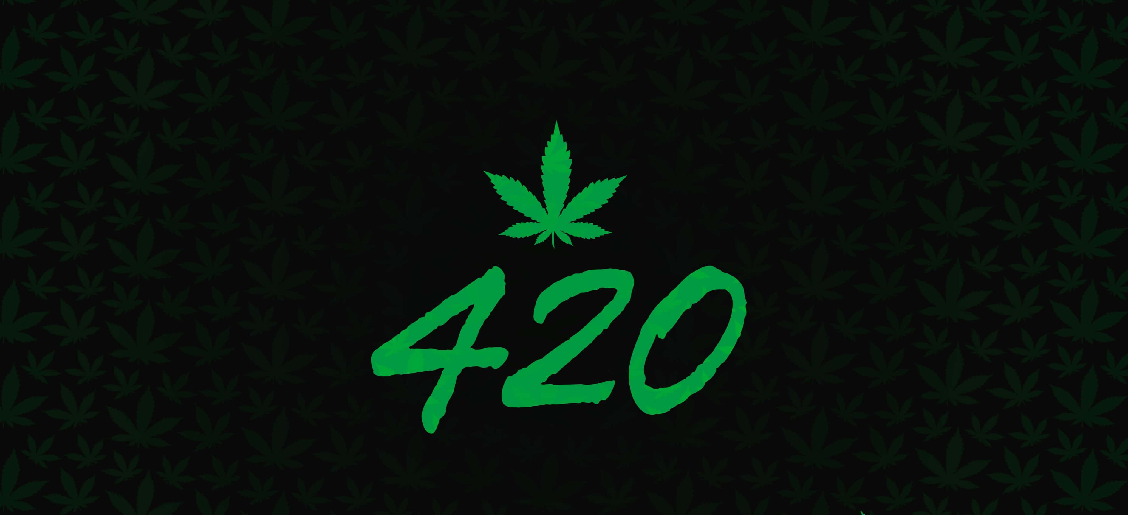 420 桌布 壁紙 — 大膽的綠色420數字，頂部有一片大麻葉，背景為深色，帶有淡淡的大麻葉圖案。