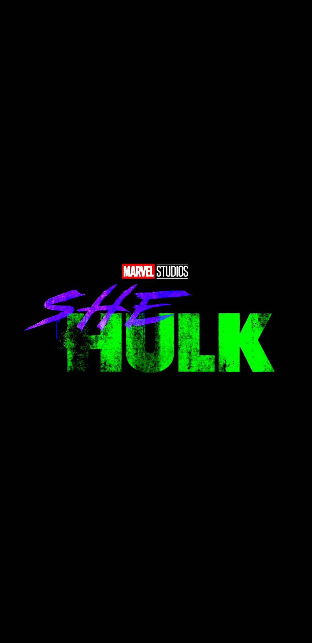 Disney Plus 桌布 壁紙 — 大膽的綠色和紫色「She Hulk」標誌，帶有Marvel Studios品牌，置於純黑背景上。
