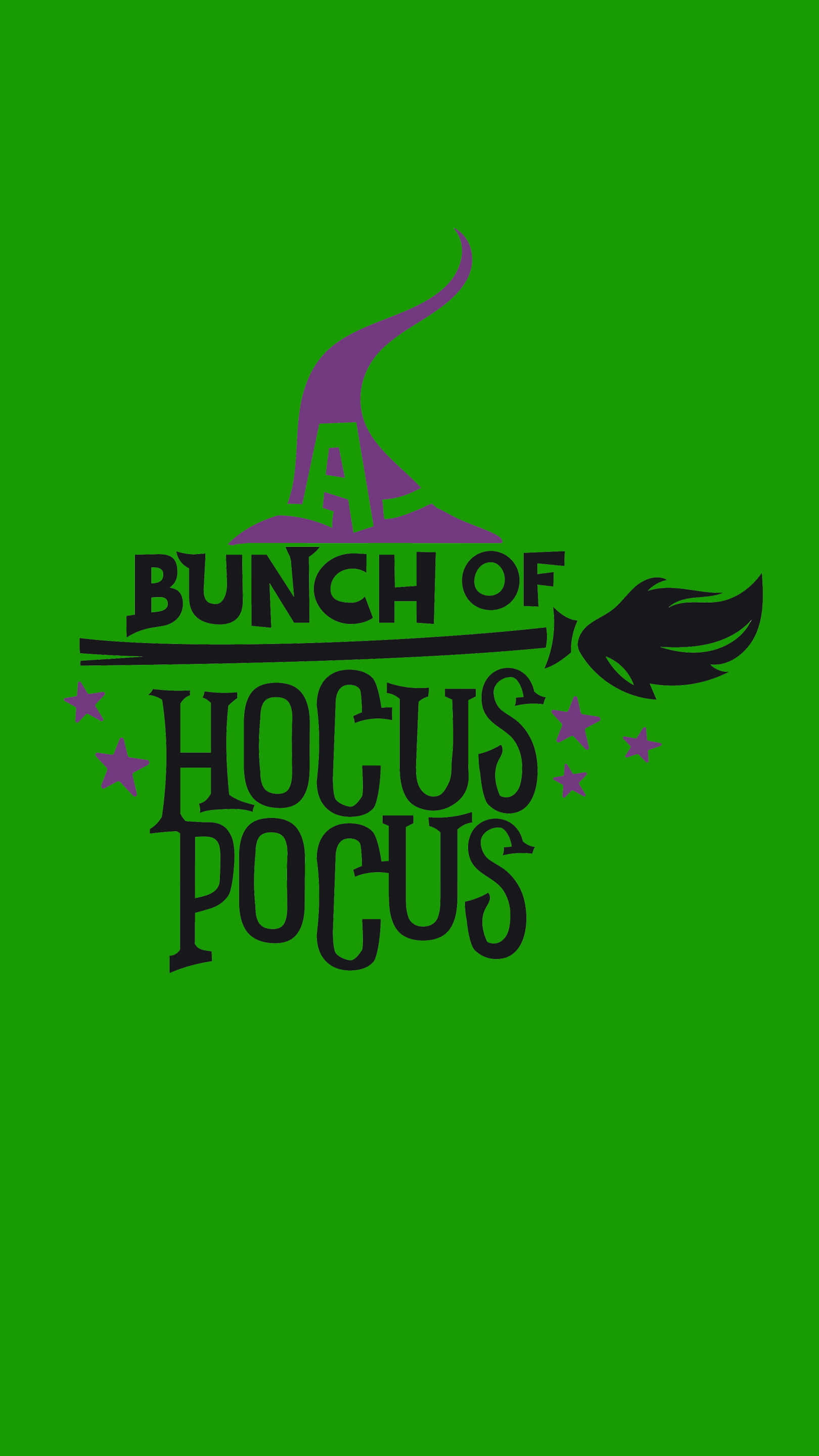 Hocus Pocus 桌布 壁紙 — 大膽的綠色背景上有一個紫色女巫帽和掃帚，並以黑色風格字體顯示文字「BUNCH OF HOCUS POCUS」。
