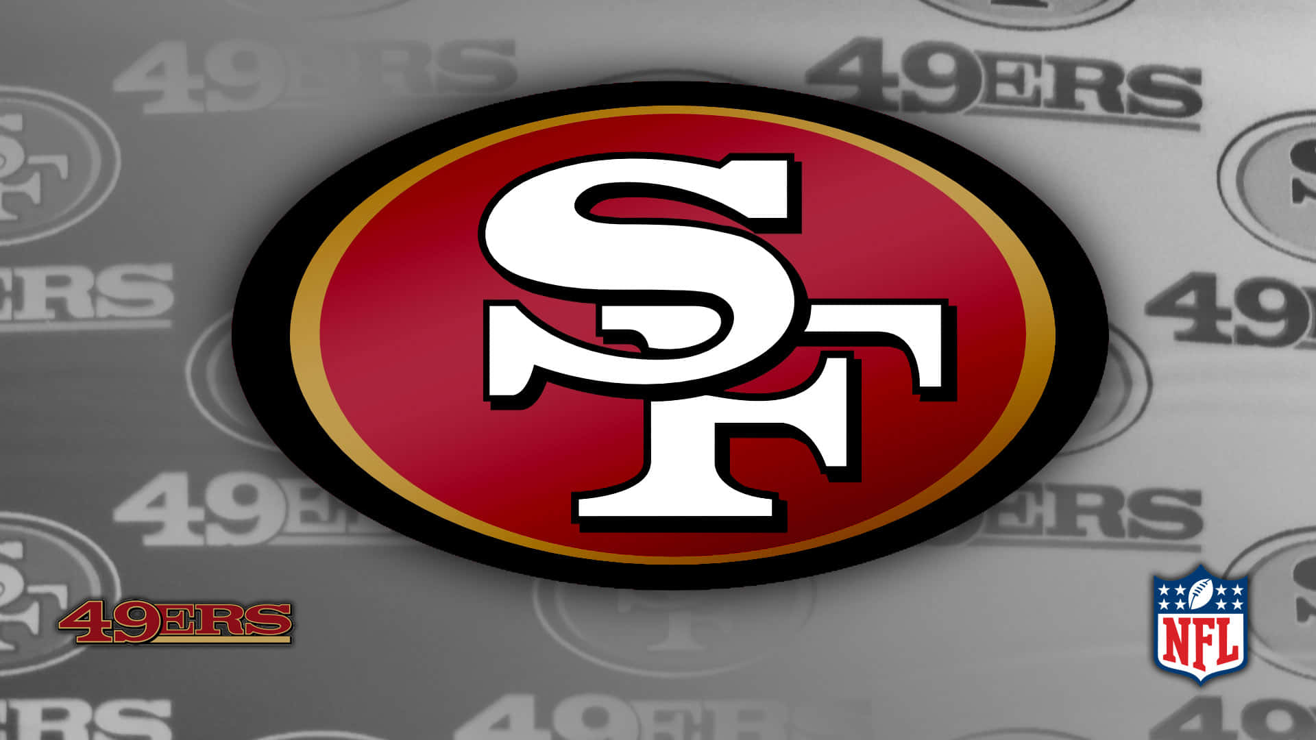 49ers 桌布 壁紙 — 大膽的舊金山49人隊標誌以紅、白、金色為主，佔據灰色背景，背景上印有褪色的球隊文字和NFL盾牌圖案。