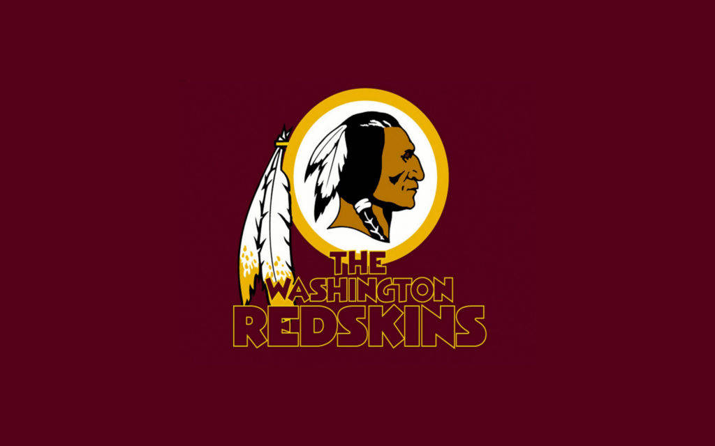 NFL 美式足球 桌布 壁紙 — 大膽的華盛頓紅皮隊標誌，帶有美洲原住民側面和羽毛，深栗色背景。
