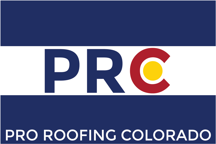 科羅拉多 桌布 壁紙 — 大膽的藍、白、紅標誌，帶有字母 PRC 和文字 pro roofing colorado。
