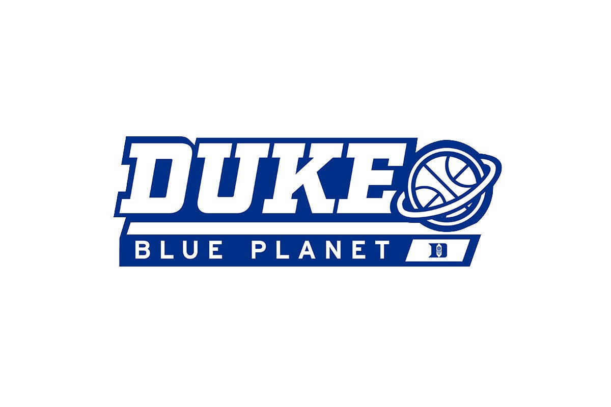 Duke Blue Devils 桌布 壁紙 — 大膽的藍白 Duke Blue Planet 標誌，籃球環繞行星，並帶有風格化的 D 字。