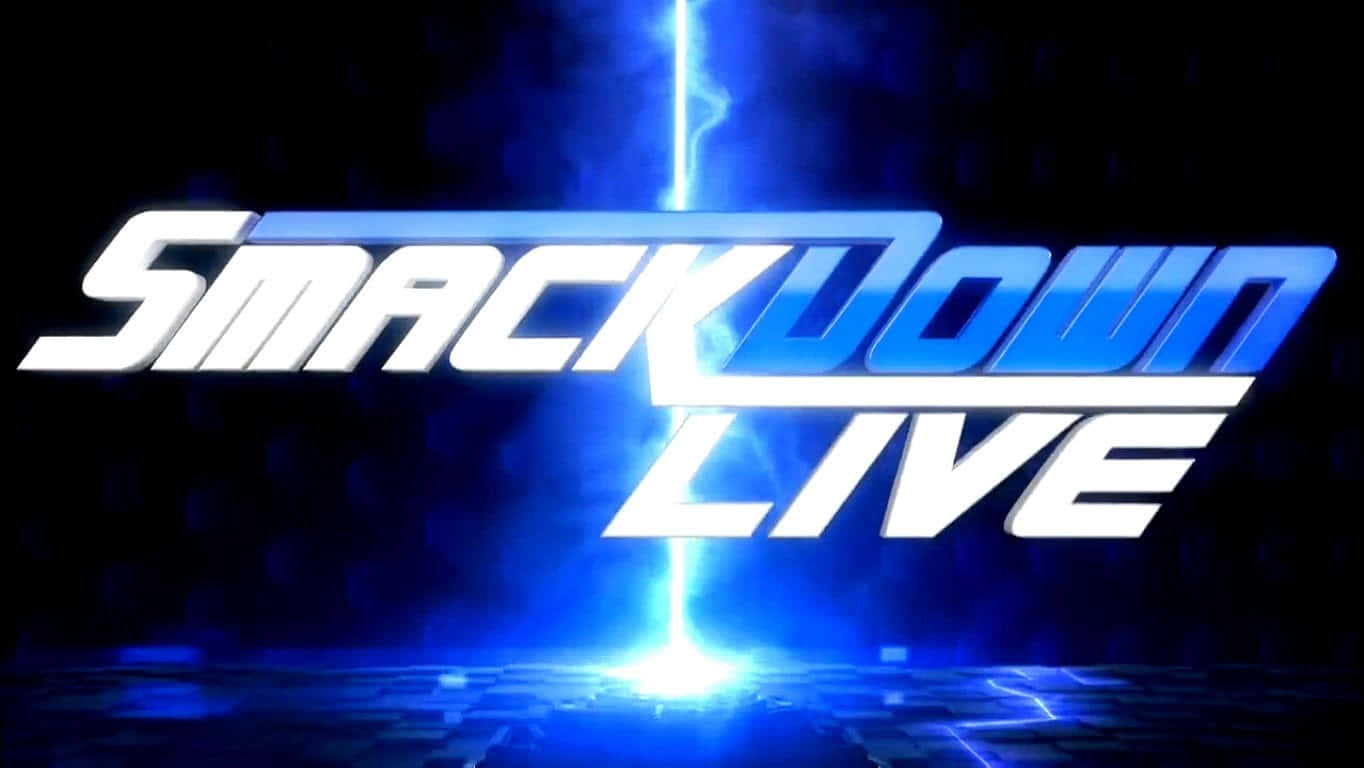 桌布 壁紙 — 大膽的藍白「SmackDown Live」標誌在深色六邊形背景上閃耀著電光。