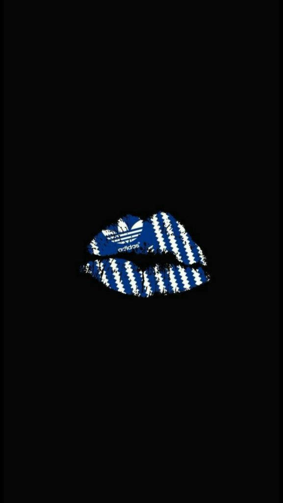 adidas iPhone 桌布 壁紙 — 大膽的藍白條紋嘴唇，帶有Adidas標誌的吻痕，在純黑背景上。