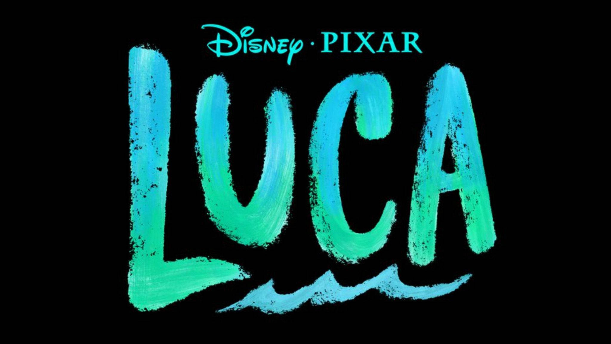 Pixar Luca 桌布 壁紙 — 大膽的藍綠色刷筆字母拼出LUCA，黑色背景上方有迪士尼皮克斯標誌。