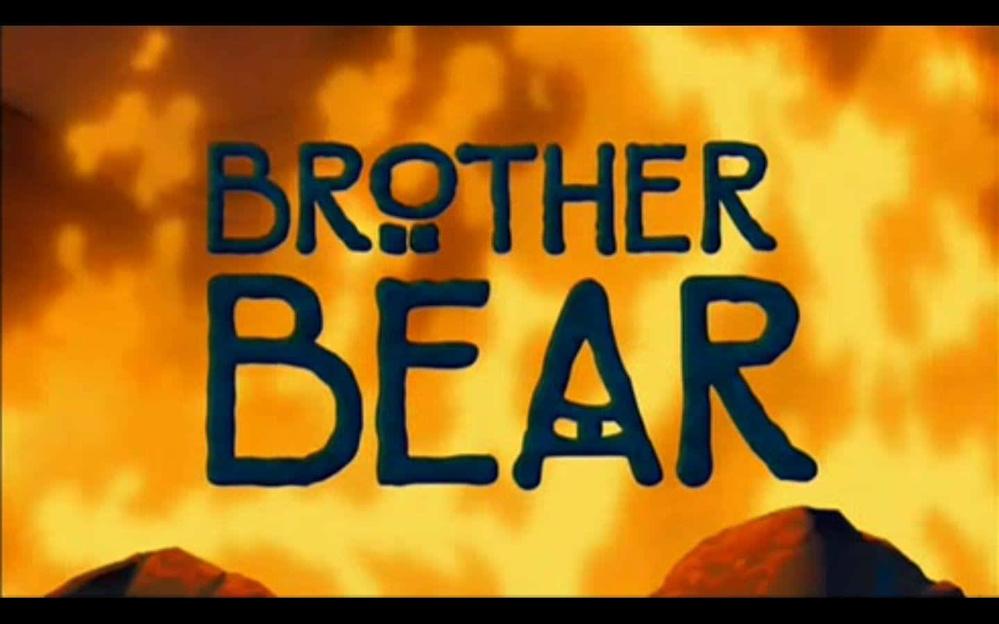 熊的傳說 桌布 壁紙 — 大膽的藍色「BROTHER BEAR」標題在熾熱的橙黃色天空中發光，下方有岩石剪影。