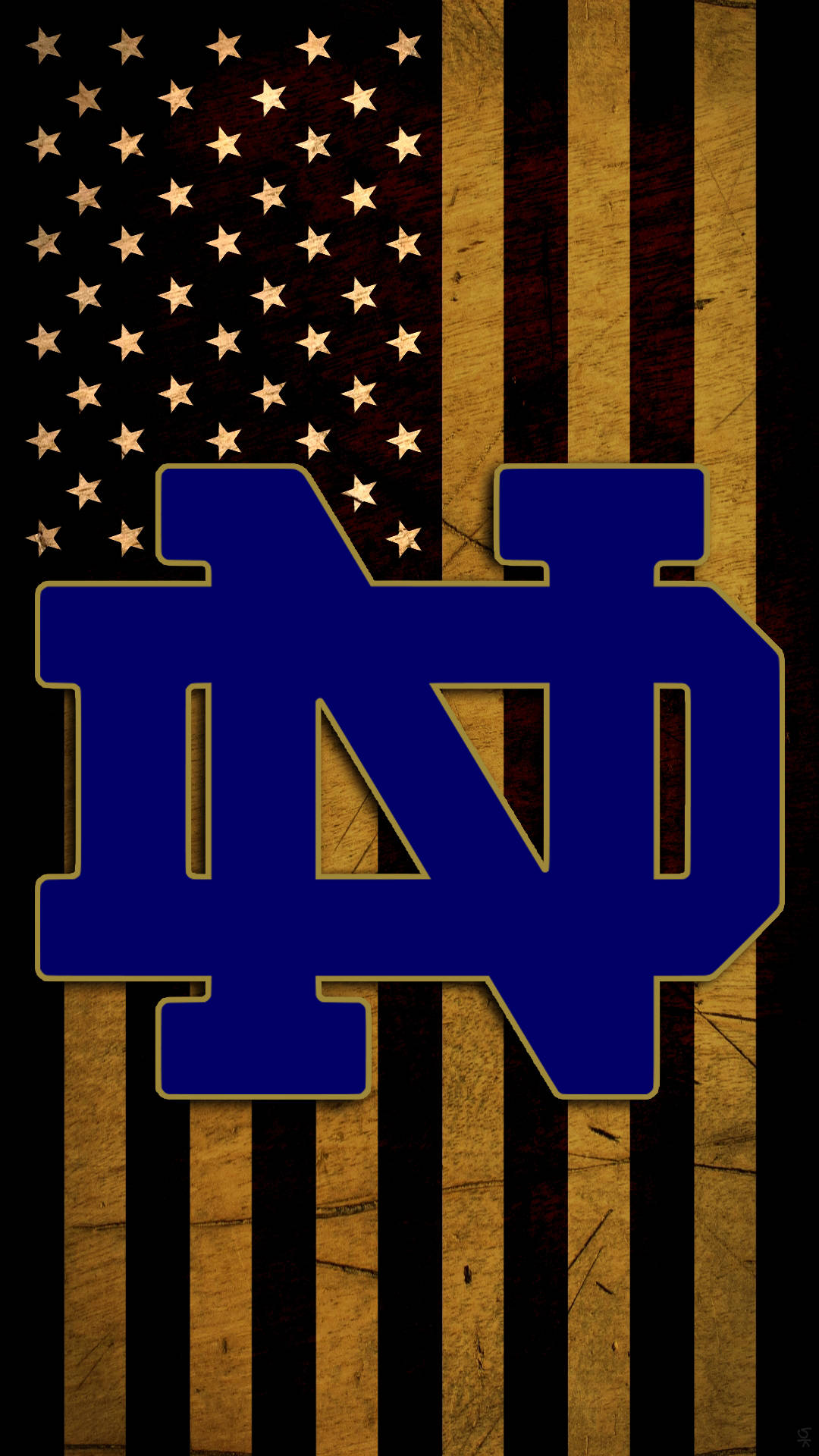 Notre Dame Football 桌布 壁紙 — 大膽的藍色 ND 標誌居中於一面磨損的美國國旗上，帶有金色星星和條紋。