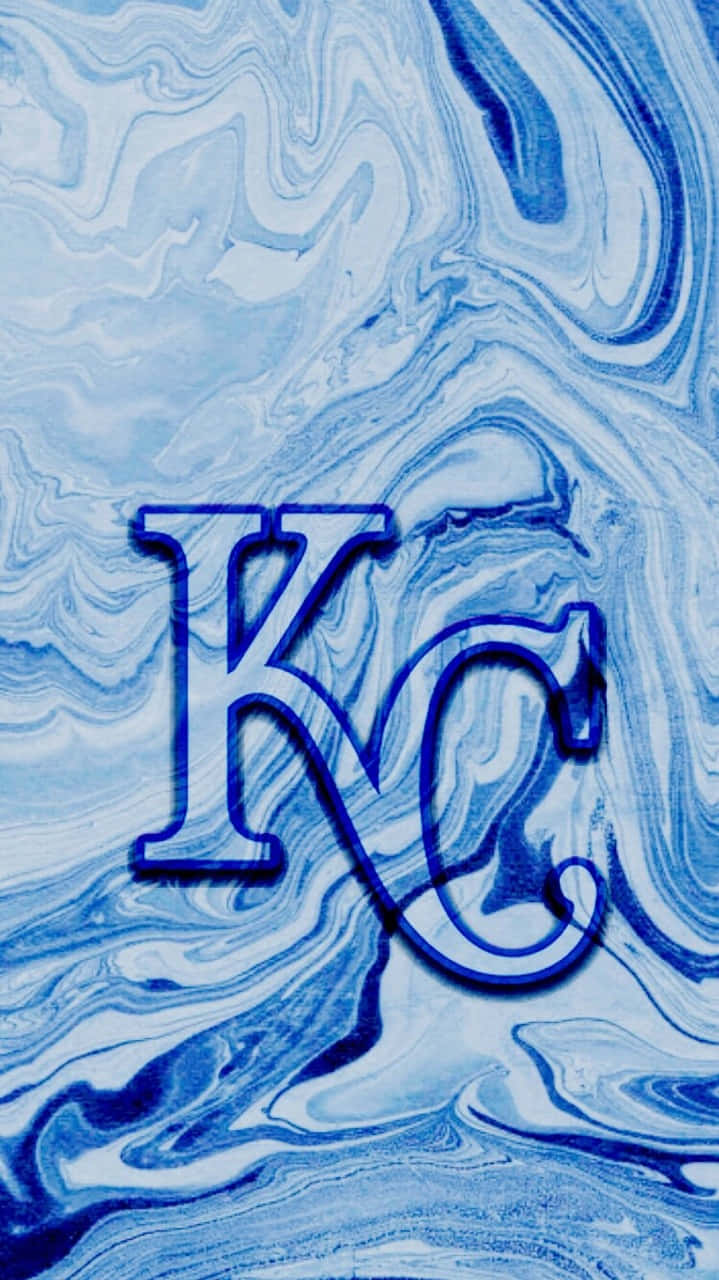 Kc Royals 桌布 壁紙 — 大膽的藍色KC標誌漂浮在藍色和白色色調的漩渦大理石背景上。
