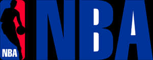 NBA標誌 桌布 壁紙 — 大膽的藍色NBA標誌，黑色背景上有一個紅色剪影的籃球運動員拿著球。