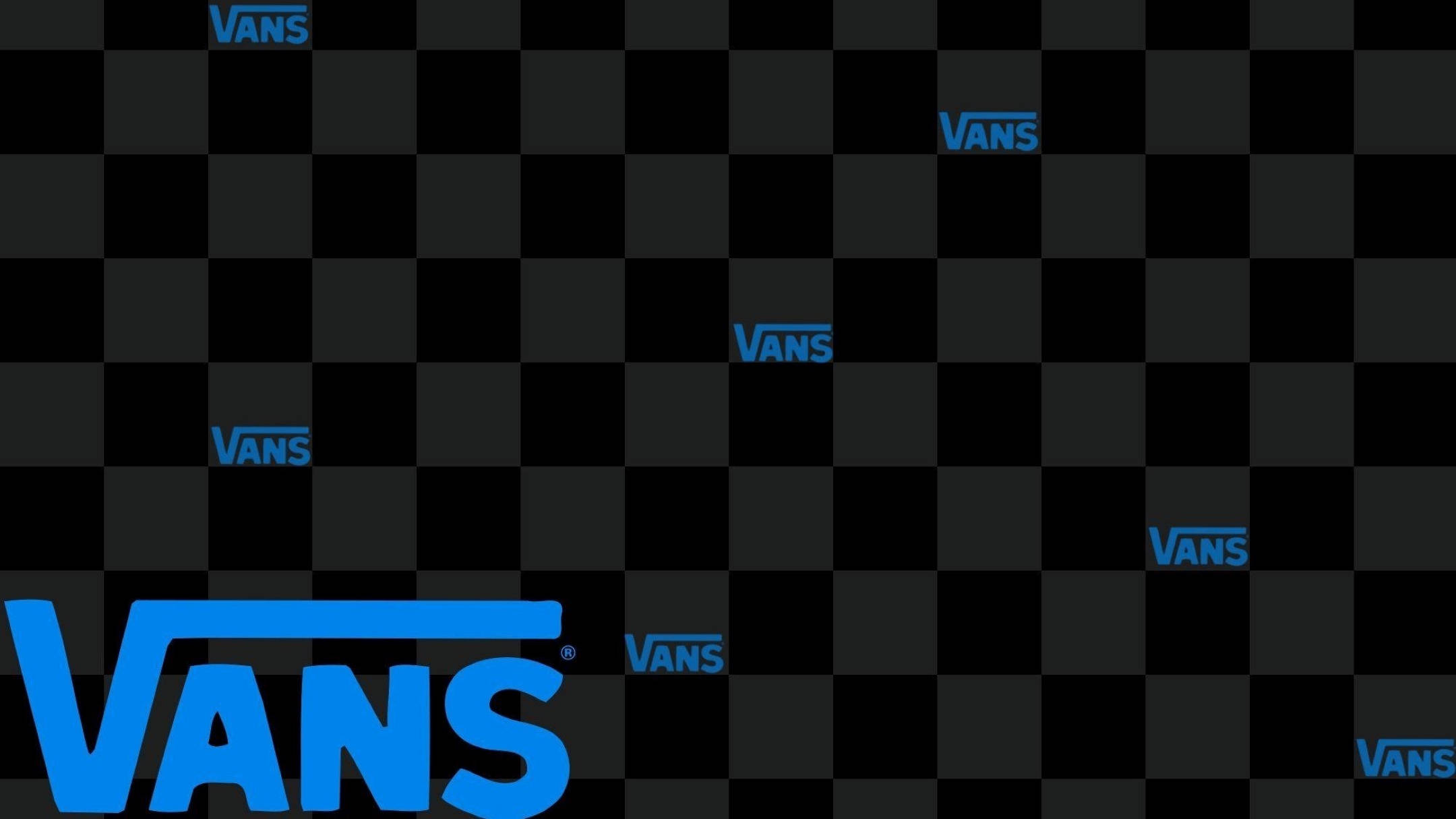 Vans Logo 桌布 壁紙 — 大膽的藍色Vans標誌散落在深色格紋背景上，左下角有一個大標誌。