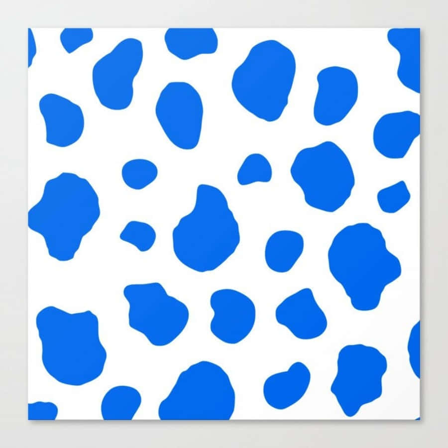 Blue Cow Print 桌布 壁紙 — 大膽的藍色乳牛印花斑點散落在清晰的白色背景上，形成重複圖案。