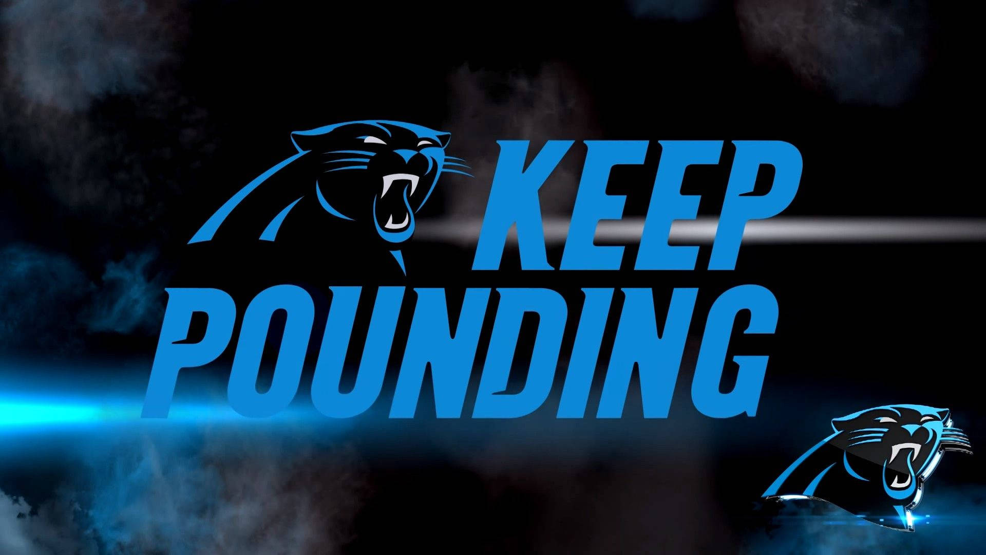Panthers 桌布 壁紙 — 大膽的藍色卡羅萊納黑豹隊標誌和「KEEP POUNDING」文字在煙霧瀰漫的黑暗背景上發光，帶有光線條紋。