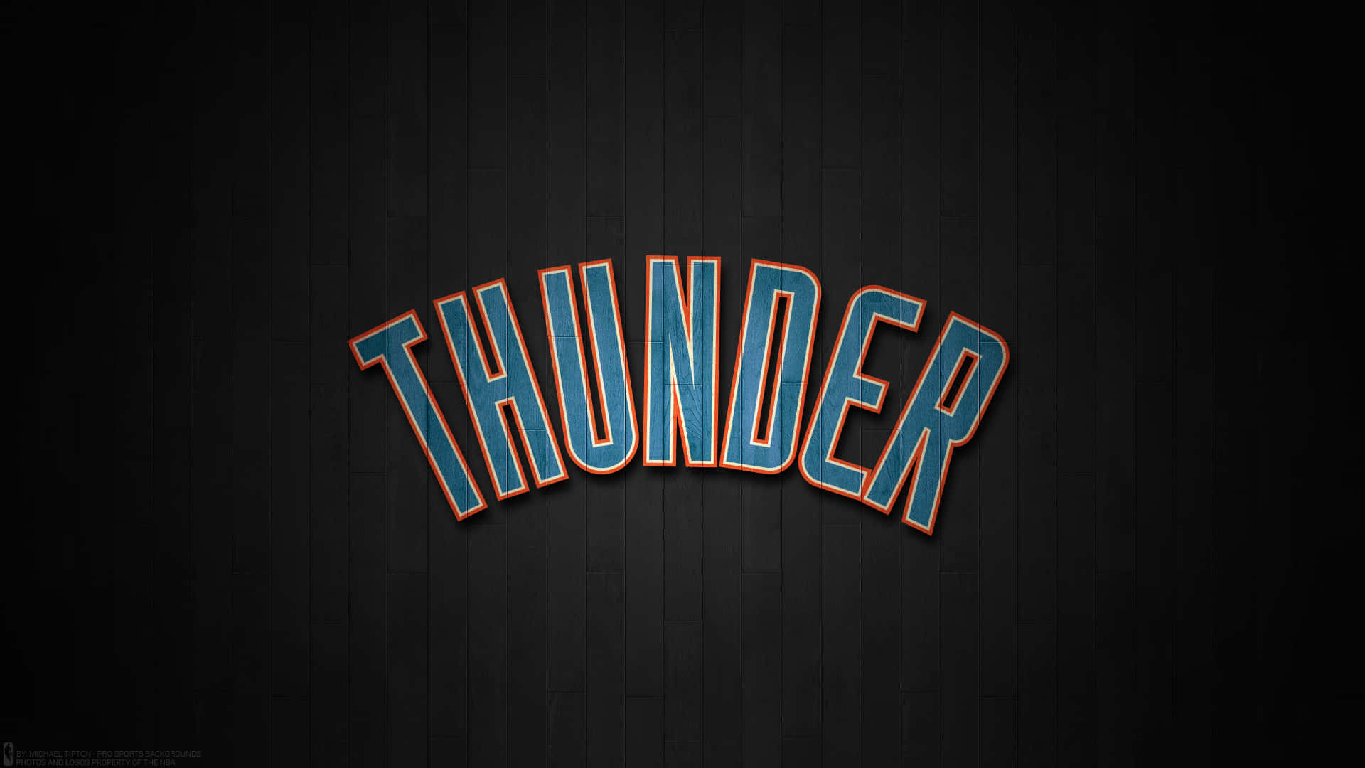 深色木質背景上的藍色和橙色 Thunder 標誌。 — NBA 壁紙