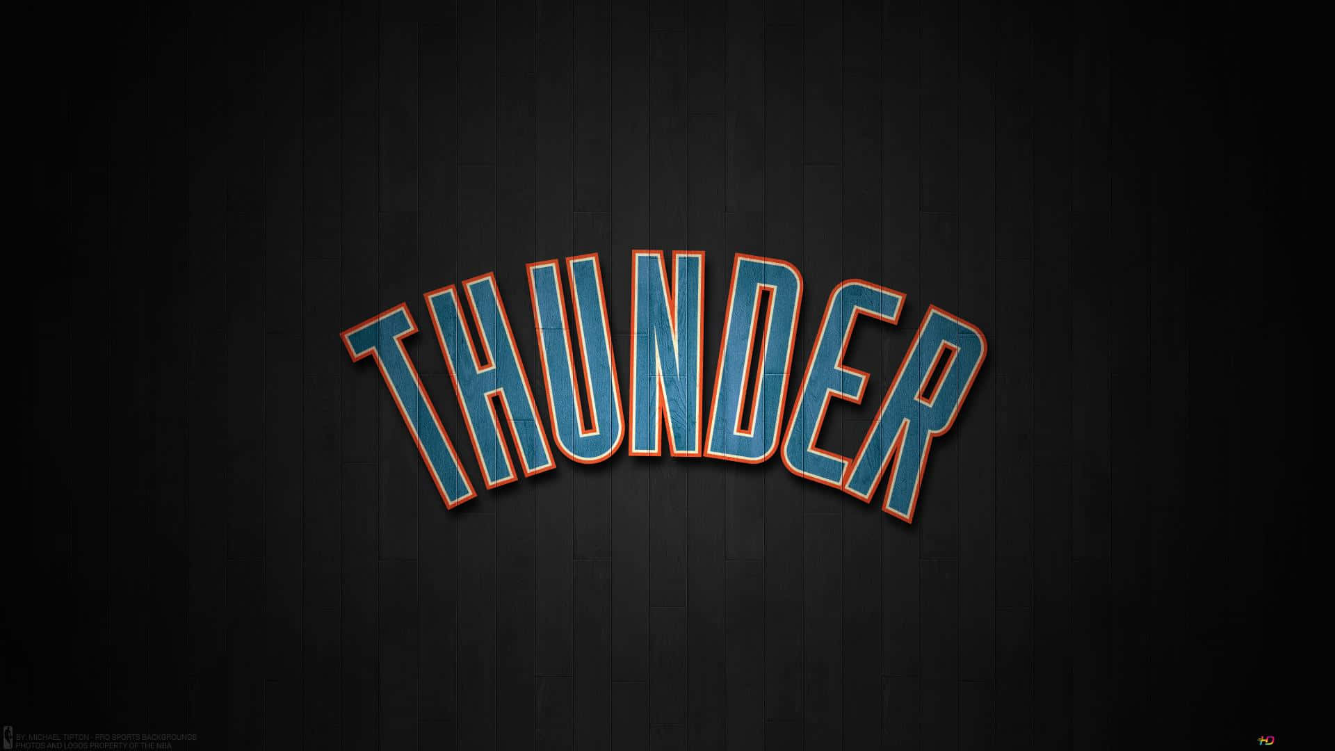 桌布 壁紙 — 大膽的藍色和橙色「THUNDER」標誌，帶有白色輪廓，在深色木板背景上脫穎而出。