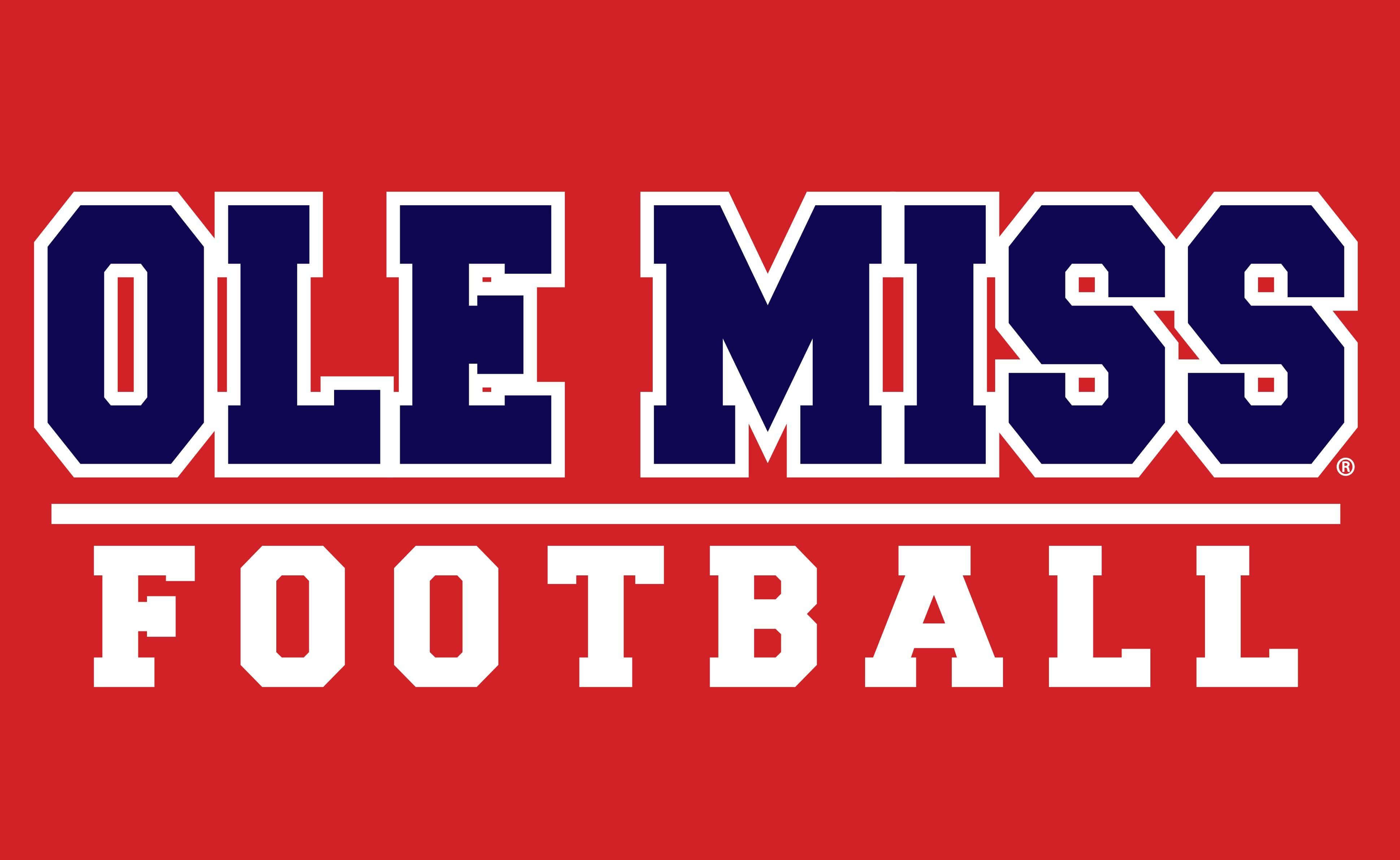 運動 桌布 壁紙 — 大膽的藍色和白色 'Ole Miss Football' 文字，在純紅色背景上搭配簡潔的字體。