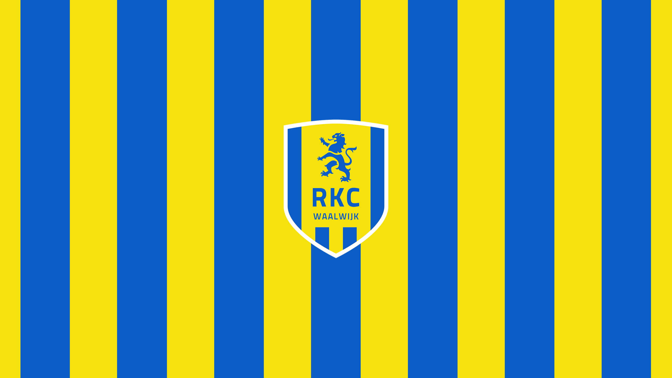 Rkc Waalwijk 桌布 壁紙 — 大膽的藍色和黃色垂直條紋框住中央的盾牌標誌，上面有躍立的獅子和文字。
