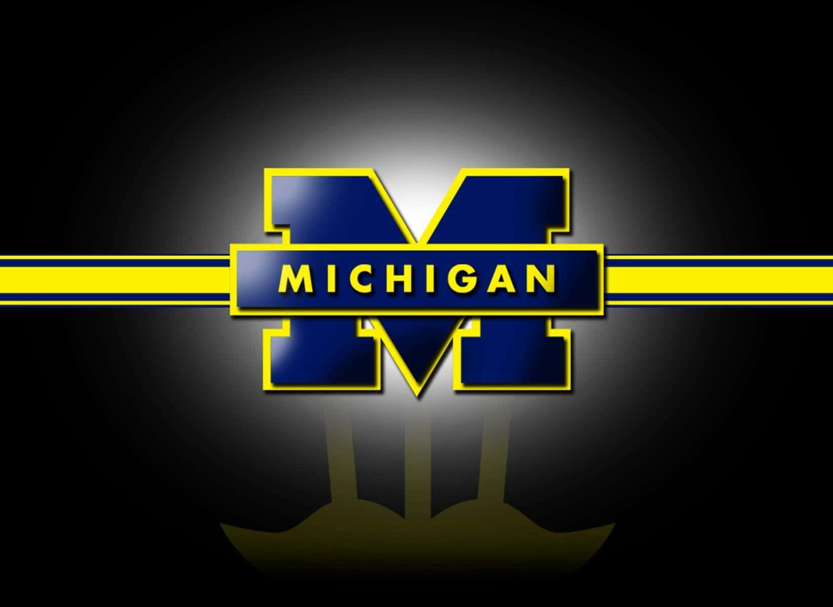 Michigan Football 桌布 壁紙 — 大膽的藍色和黃色密西根標誌，帶有發光條紋，居中在深色漸變背景上。