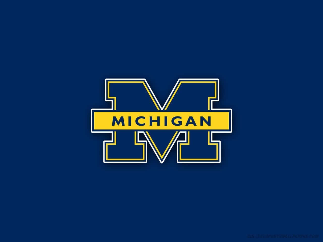 Michigan Wolverines 桌布 壁紙 — 大膽的藍色和黃色密西根標誌居中在純海軍藍背景上，帶有乾淨的白色輪廓。