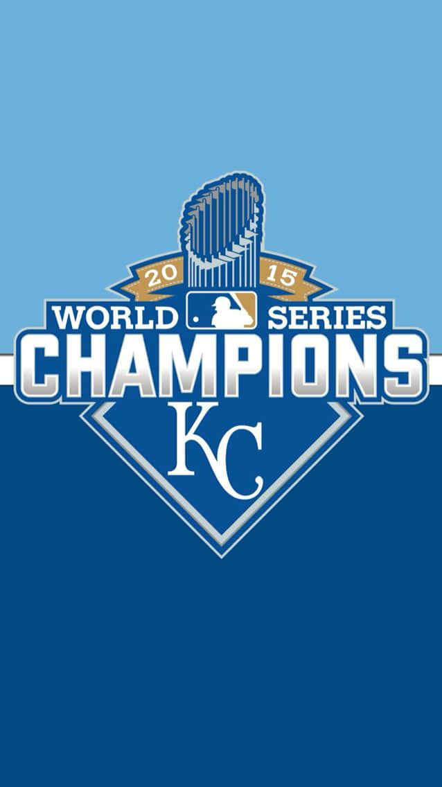 Kc Royals 桌布 壁紙 — 大膽的藍色漸變背景，帶有2015年世界大賽冠軍堪薩斯市皇家隊標誌，配以銀色和金色點綴。