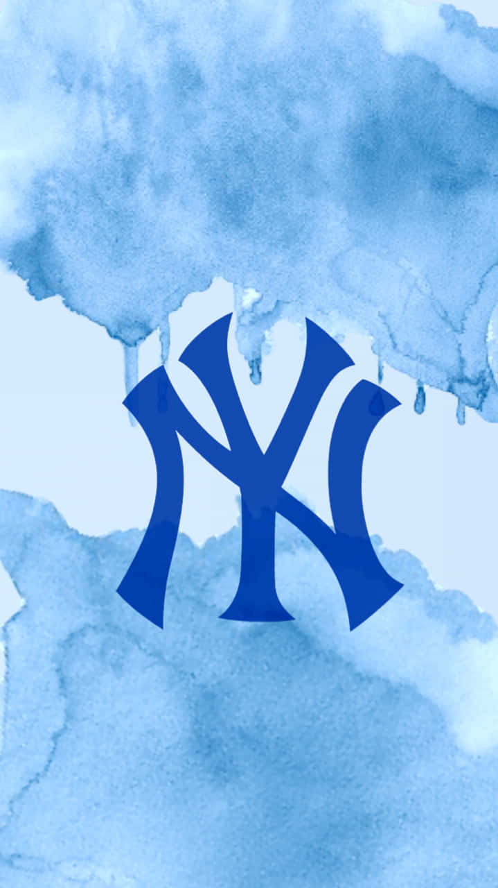 New York Yankees iPhone 桌布 壁紙 — 大膽的藍色紐約洋基隊標誌置中在柔和的水彩藍色背景上，帶有滴墨效果。