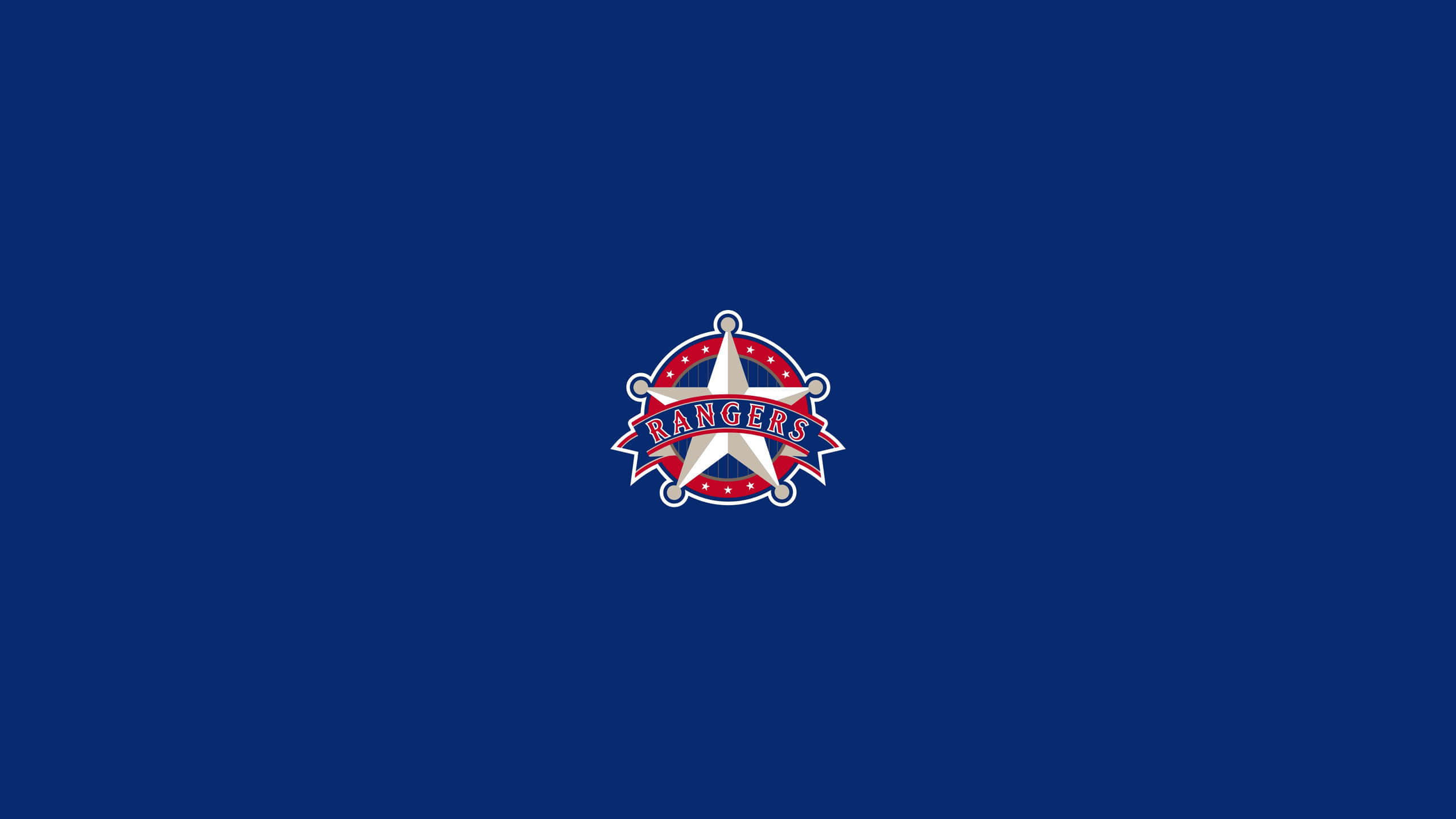 MLB Teams 桌布 壁紙 — 大膽的藍色背景上，中央有一個紅、白、藍色的 Rangers 標誌，帶有星星和緞帶設計。