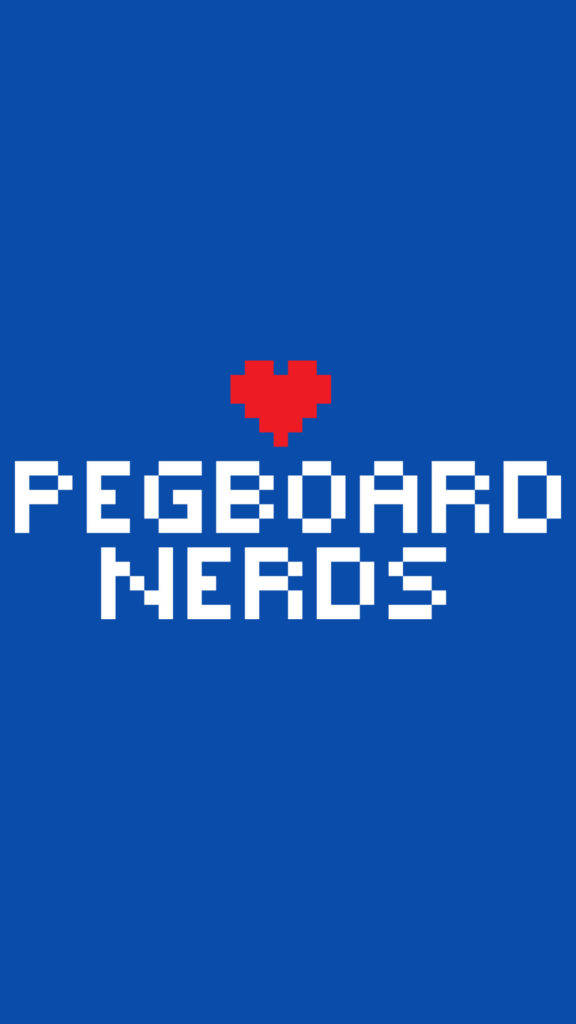 Nerd 桌布 壁紙 — 大膽的藍色背景上，有像素化的白色文字寫著「PEGBOARD NERDS」，上方有一個紅色像素心形。