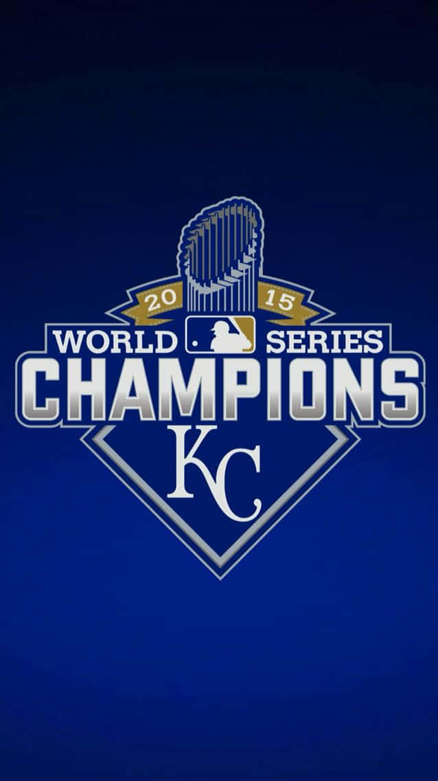 Kc Royals 桌布 壁紙 — 大膽的藍色背景上展示了堪薩斯市皇家隊 2015 年世界大賽冠軍標誌，並帶有銀色和金色點綴。