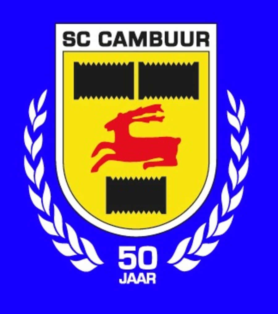Sc Cambuur 桌布 壁紙 — 大膽的藍色背景上有一個黃色盾牌，盾牌內有一隻紅色跳躍的鹿和黑色鋸齒條，頂部有「SC CAMBUUR」，兩側有白色月桂花環，下方有「50 JAAR」。