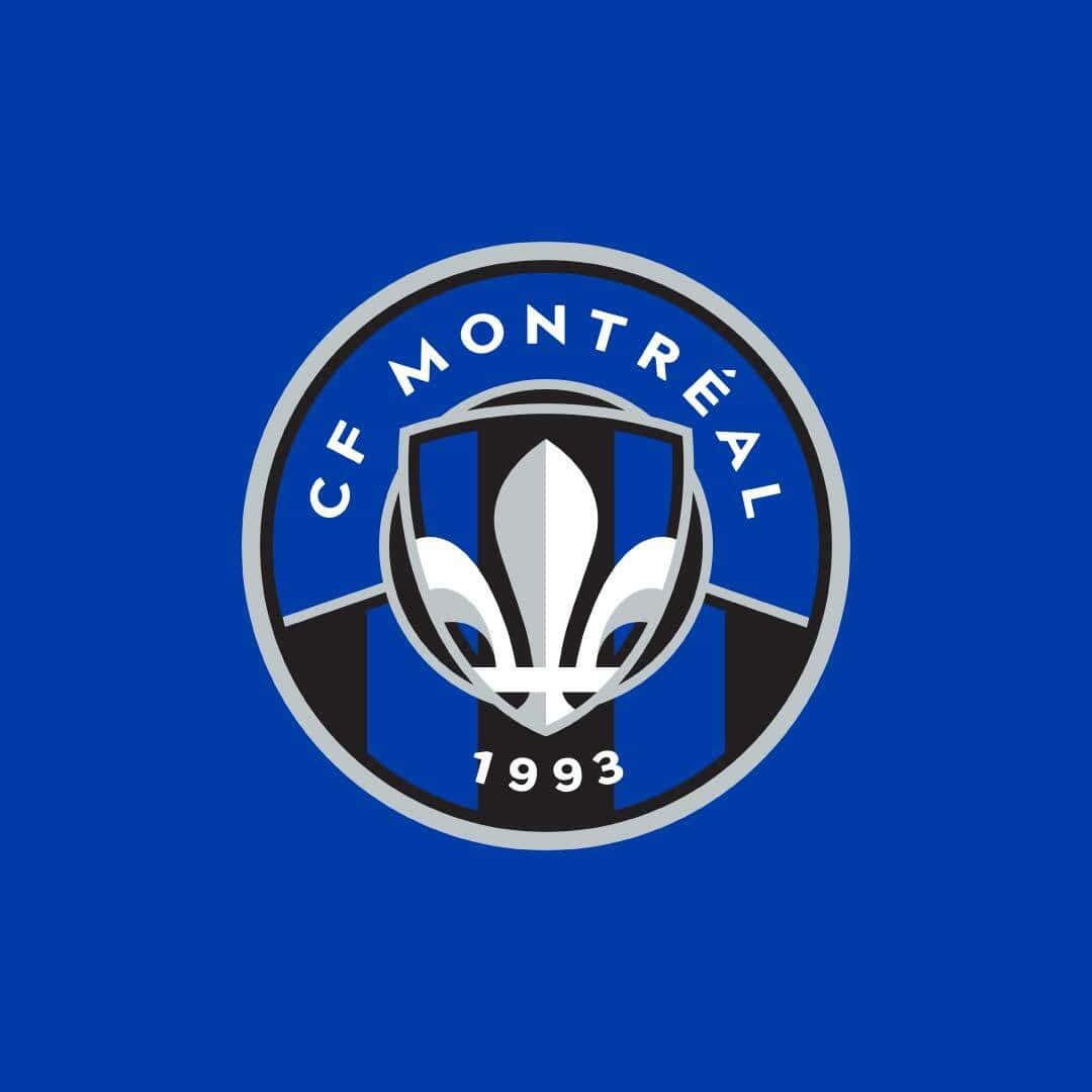 足球 桌布 壁紙 — 大膽的藍色背景展示了 CF Montréal 足球俱樂部標誌，帶有銀色鳶尾花和黑色條紋。