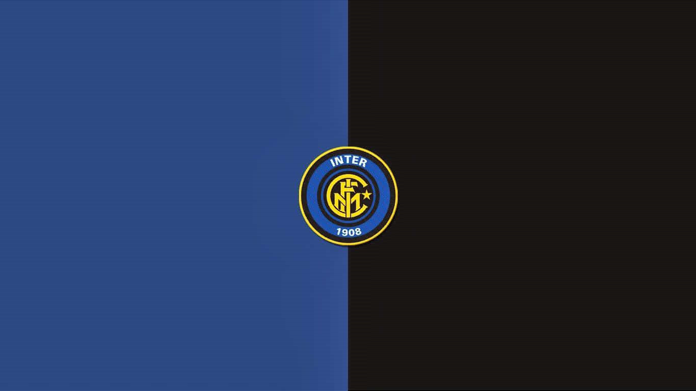 Inter Milan 桌布 壁紙 — 大膽的藍黑分割背景，中央放置國際米蘭足球俱樂部徽章，黃藍配色。