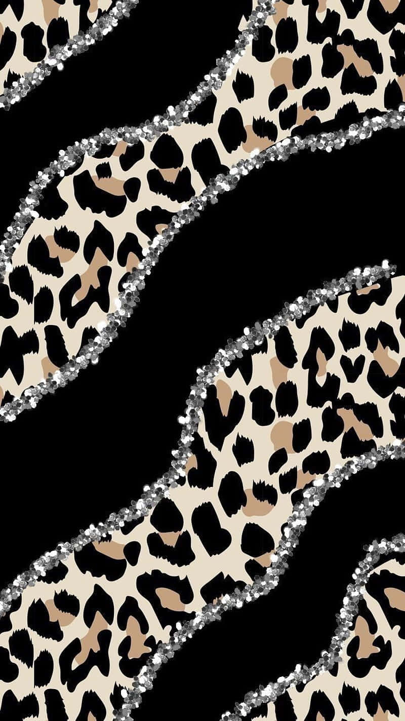 Cheetah Print 桌布 壁紙 — 大膽的豹紋波浪，邊緣鑲有閃爍的銀色，襯托在純黑背景上。