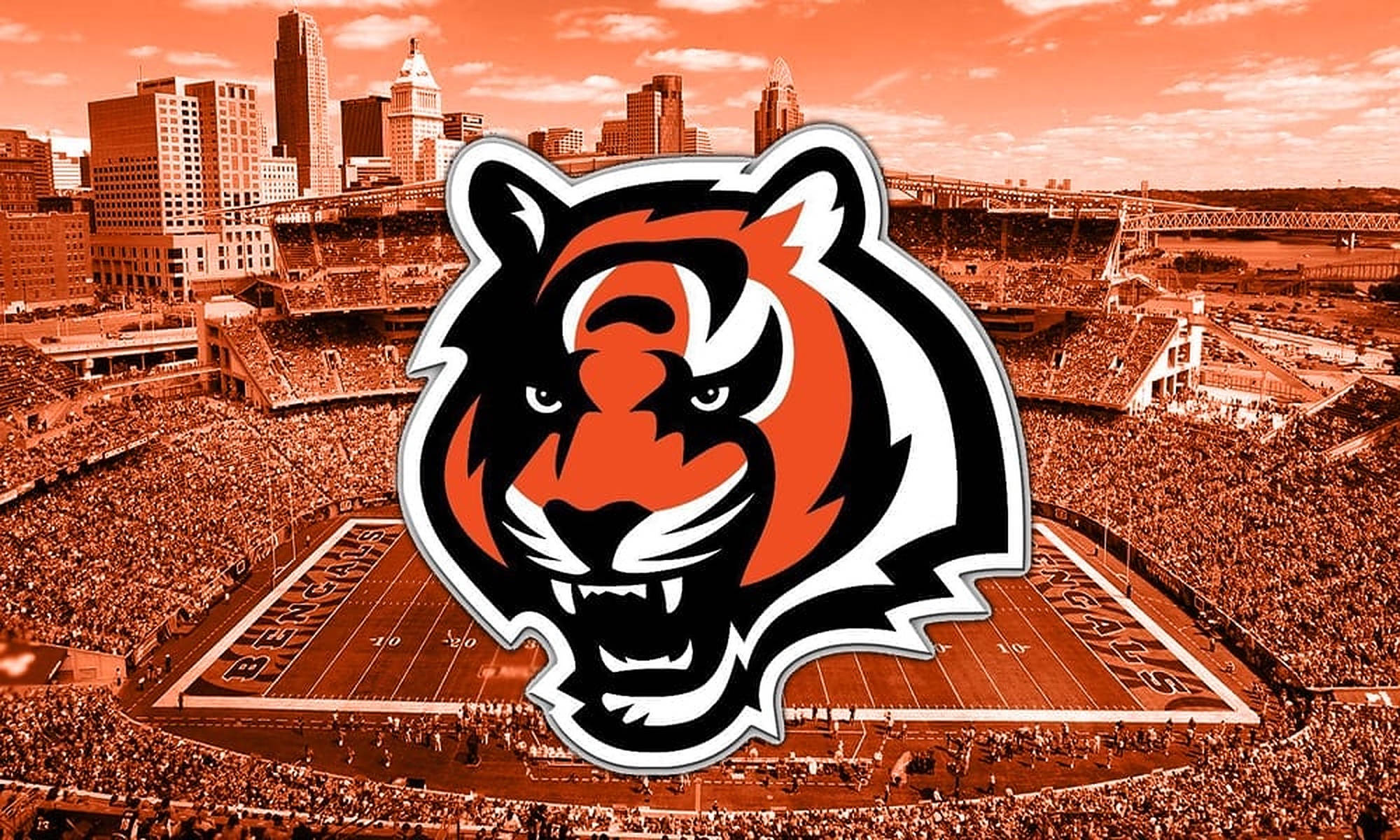 Bengals 桌布 壁紙 — 大膽的辛辛那提孟加拉虎老虎標誌主導了一個充滿粉絲和城市天際線背景的懷舊色調球場。