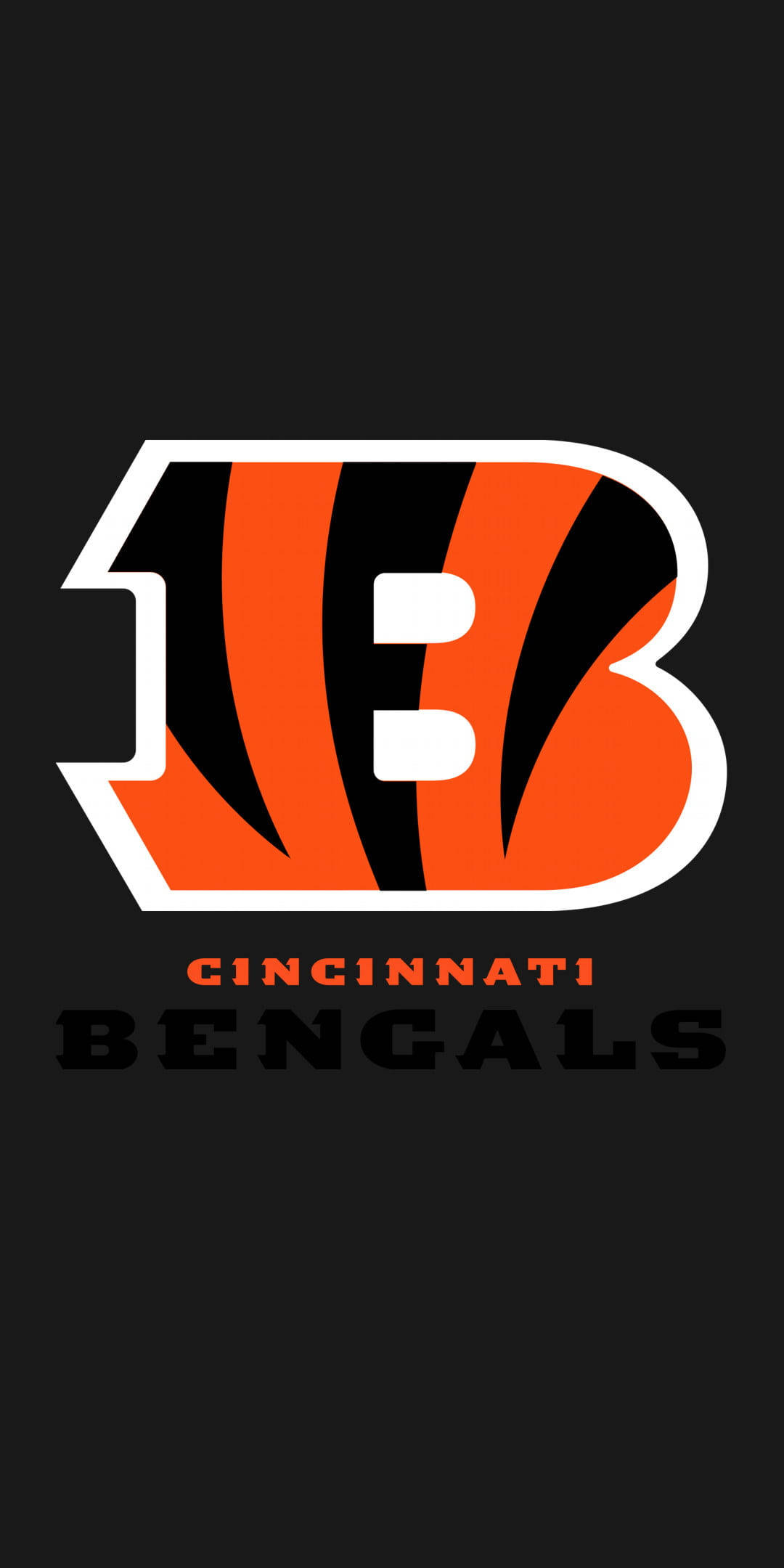 NFL Team Logo 桌布 壁紙 — 大膽的辛辛那提猛虎隊標誌，帶有橙色黑色老虎條紋和白色輪廓，背景為黑色。