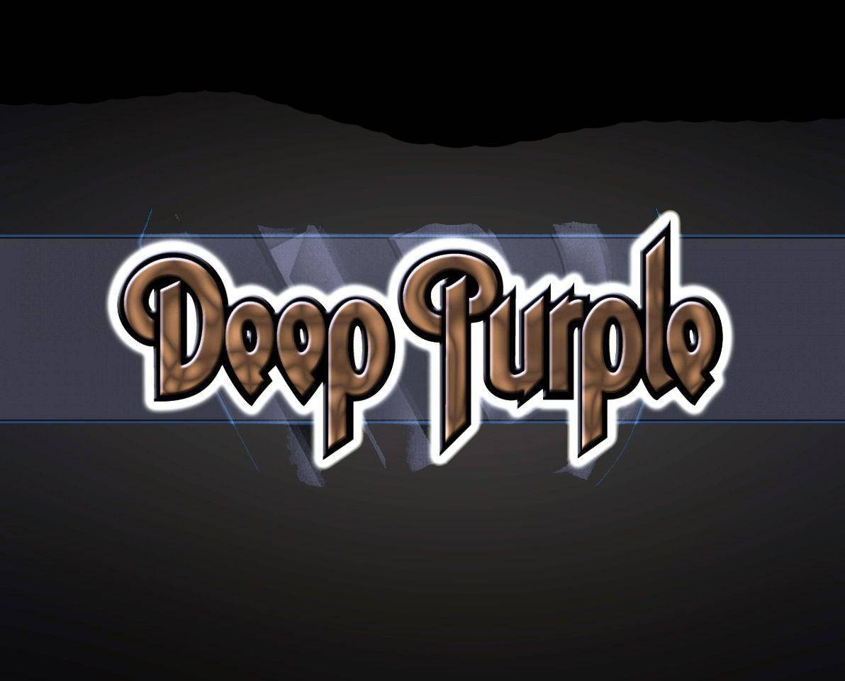黑色 桌布 壁紙 — 大膽的金屬「Deep Purple」標誌在帶有微妙藍線的深色漸變背景上以白色輪廓發光。