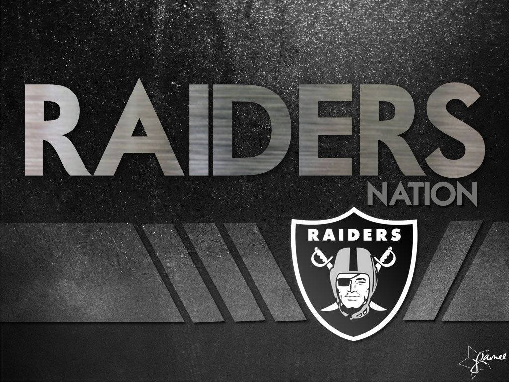 突襲者 桌布 壁紙 — 大膽的金屬 'RAIDERS' 文字和球隊標誌主導了帶有對角線條紋的紋理深灰色背景。