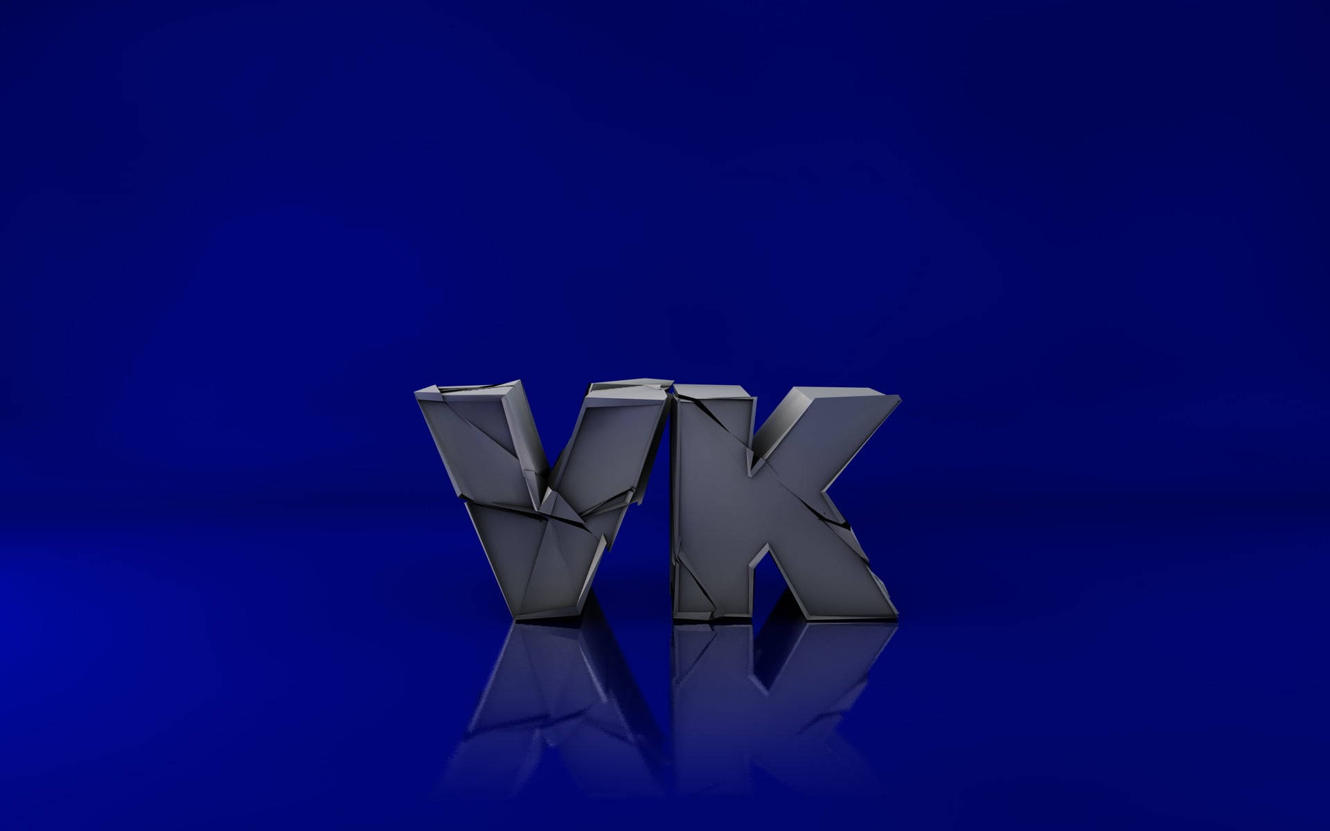 v 桌布 壁紙 — 大膽的金屬VK字母，帶有幾何切面，立於反射表面上，背景為深藍色漸變。