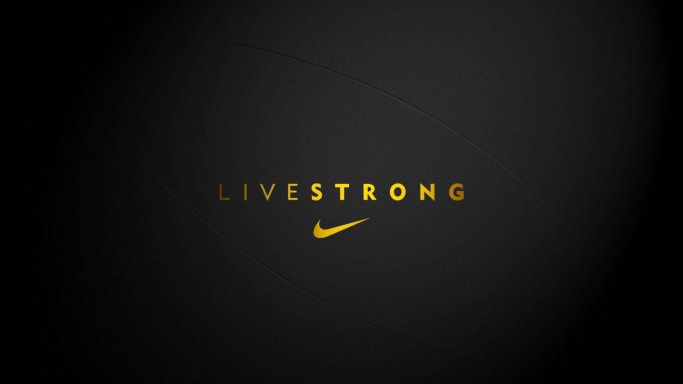 酷炫耐吉 桌布 壁紙 — 大膽的金色 'LIVESTRONG' 文字和Nike勾號在紋理黑色背景上發光。
