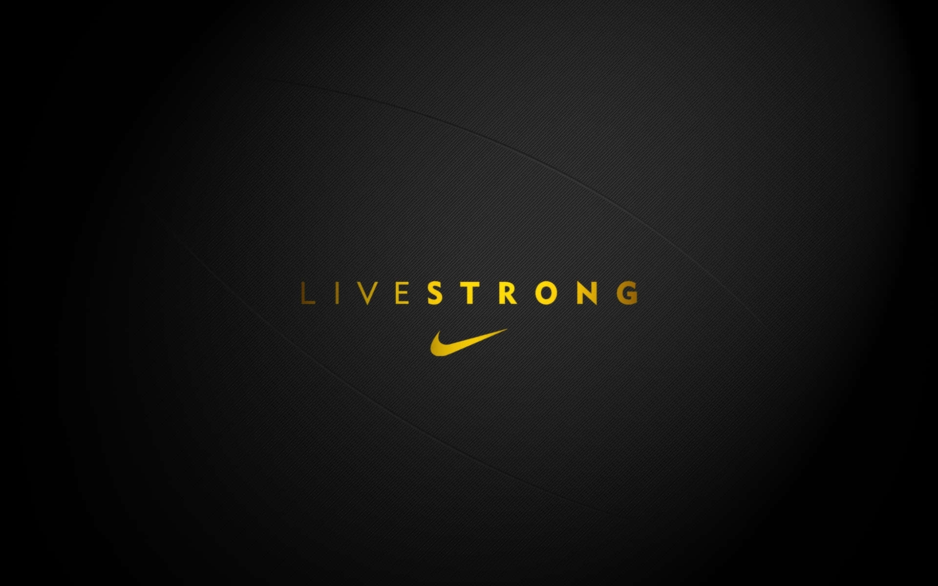 Nike 桌布 壁紙 — 大膽的金色 Livestrong 文字和 Nike 勾號居中在帶有微妙徑向漸變的紋理黑色背景上。
