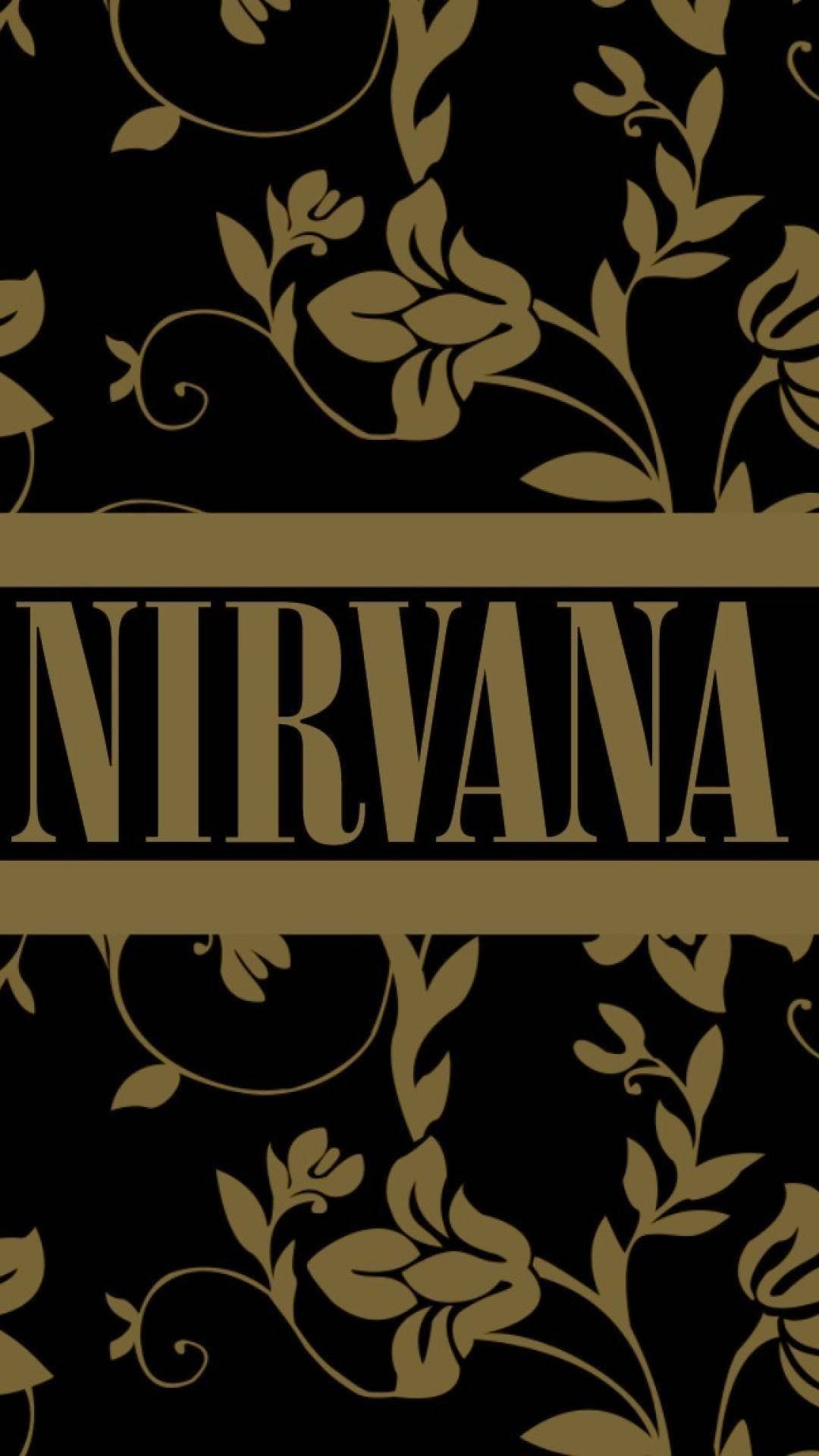 nirvana 4K 桌布 壁紙 — 大膽的金色Nirvana標誌居中於黑色背景上，上下有華麗的花卉圖案。