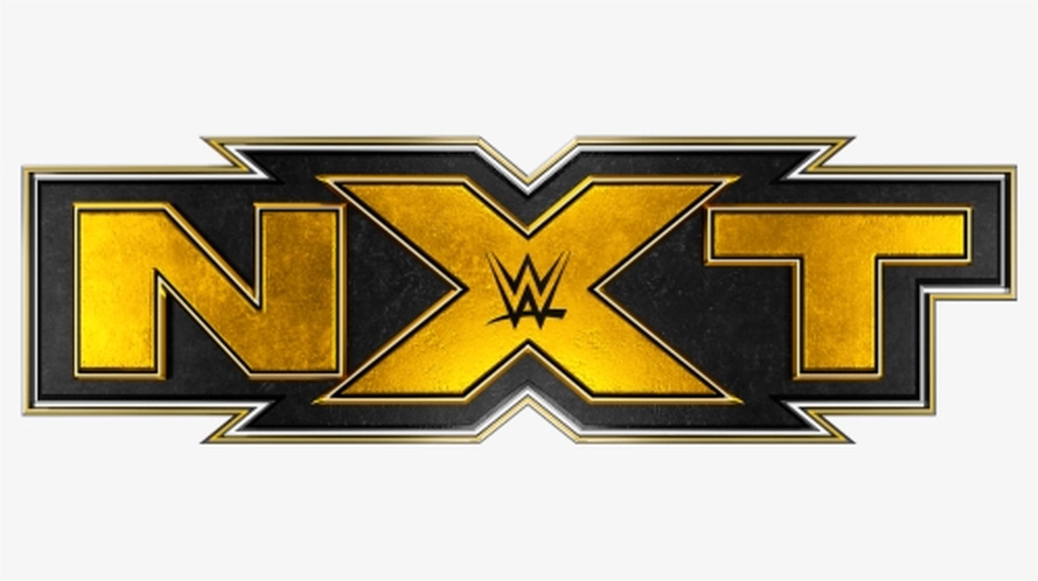 nxt 桌布 壁紙 — 大膽的金色NXT標誌，帶有黑色和銀色點綴，置於純白色背景上。