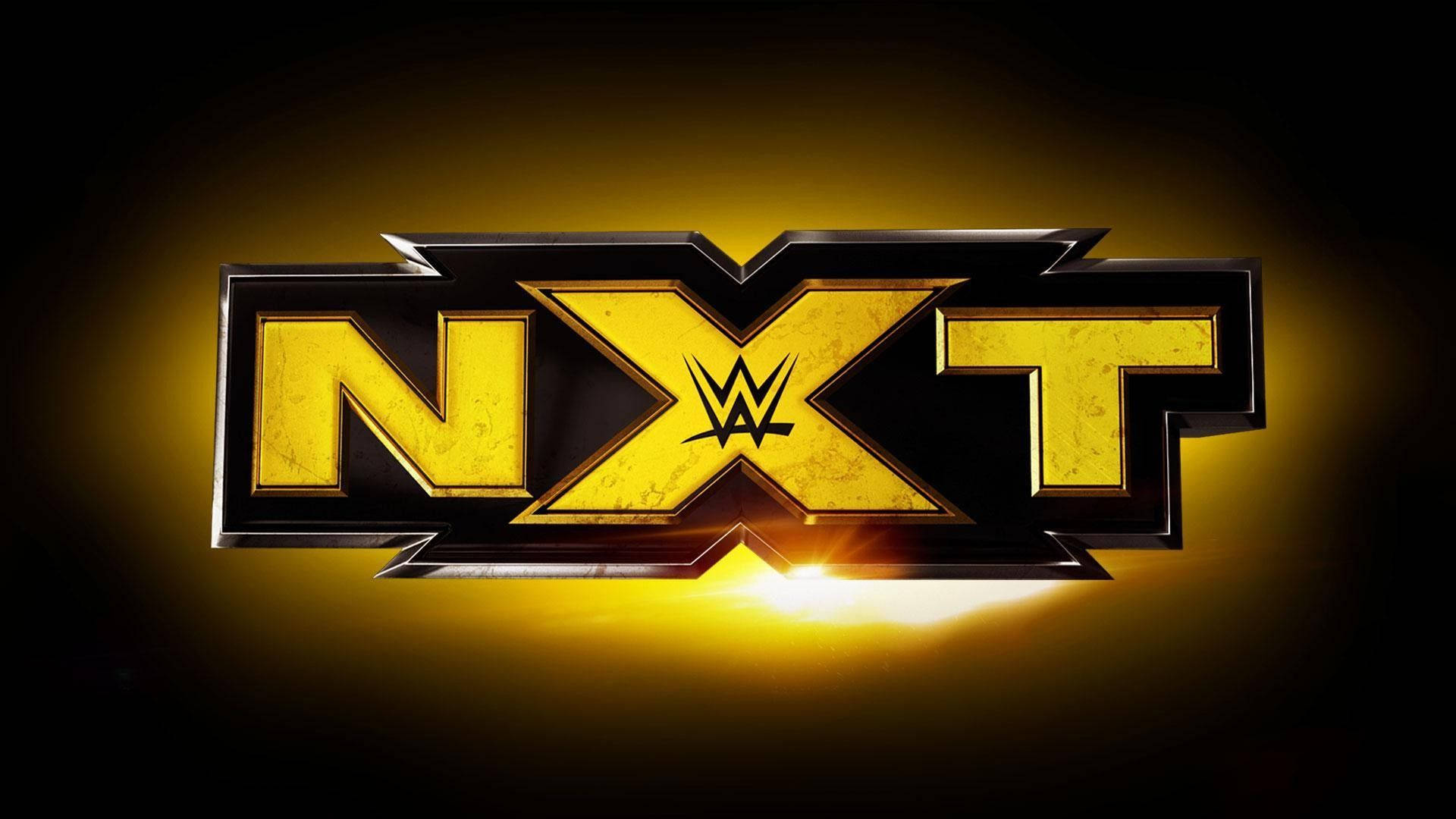 nxt 桌布 壁紙 — 大膽的金色NXT標誌與WWE標誌在黑暗背景上閃耀著光芒四射的光束。